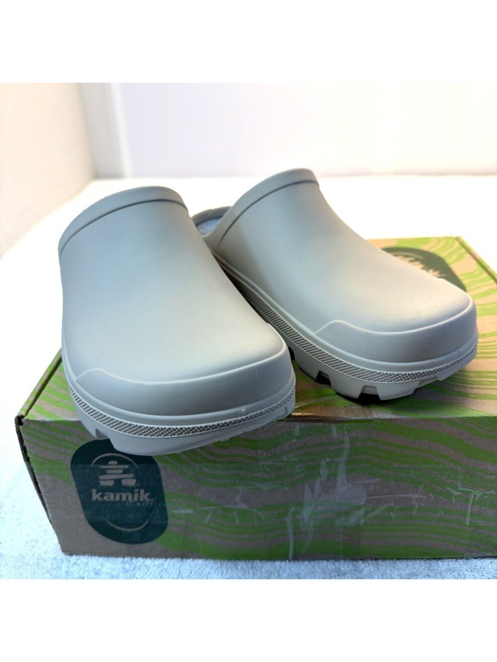 Kamik Nova Slip On Clog Unisex Vegan Light Tan Slip Resistant Men 8 Women SZ 10